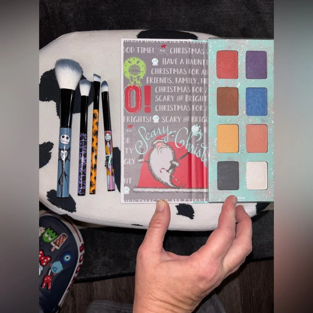 Disney jack ho ho oh no makeup pallet w/4 jack brushes..neutral colors (NWT)